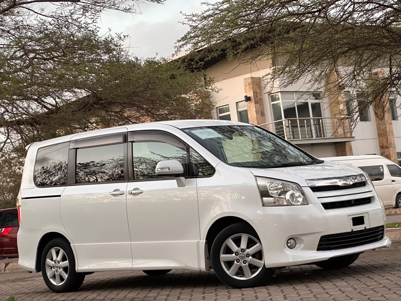 TOYOTA NOAH CHASSIS